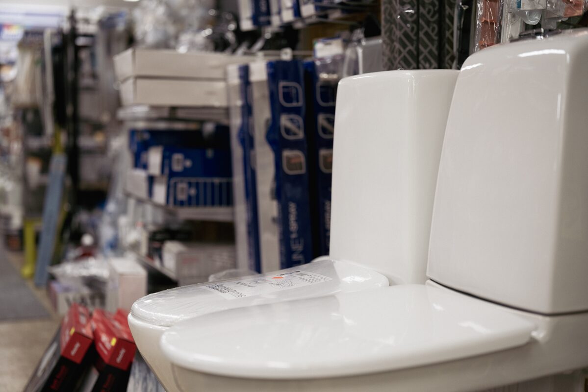 Toaletter och duschset i butikens VVS-avdelning