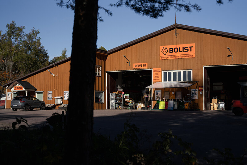 BOLIST-byggnaden med butiksentrén och drive-in-porten